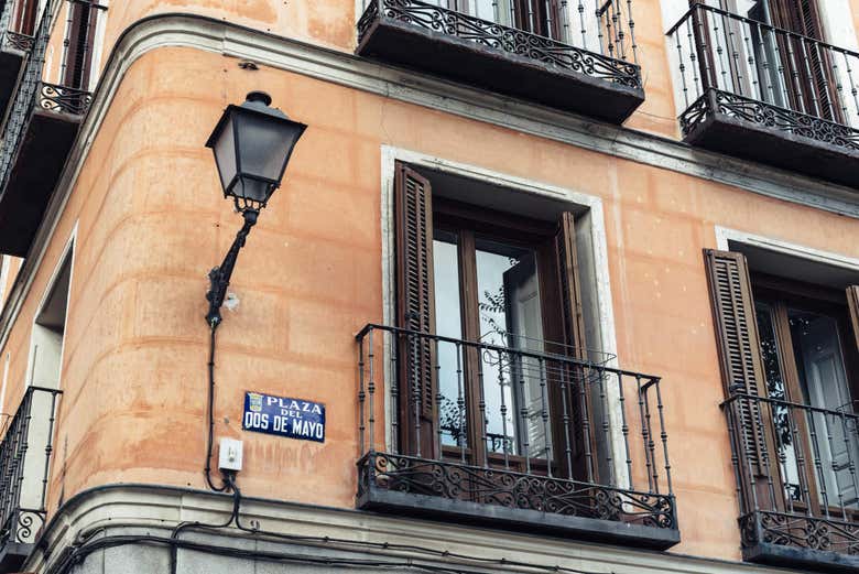 Admirez les façades typiques de Malasaña
