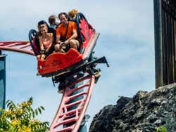 La montagne russe du parc d'attraction